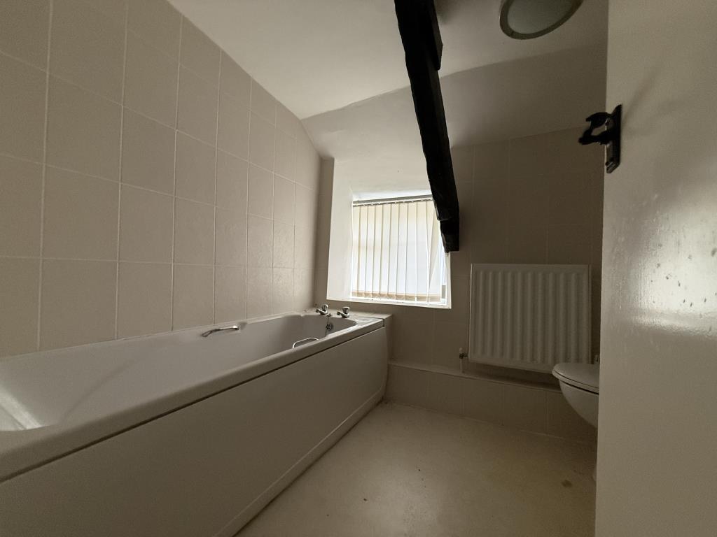 Lot: 77 - FOUR-BEDROOM COTTAGE REQUIRING MODERNISATION - Bathroom